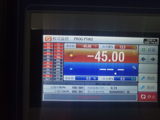 온도와 습도 조절을 위한 환경 테스트 챔버로 들어가서