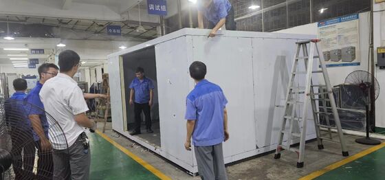 문에서 문으로 서비스되는 패널화 된 기후실입니다. 온도와 습도 테스트실입니다.