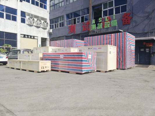 문에서 문으로 서비스되는 패널화 된 기후실입니다. 온도와 습도 테스트실입니다.